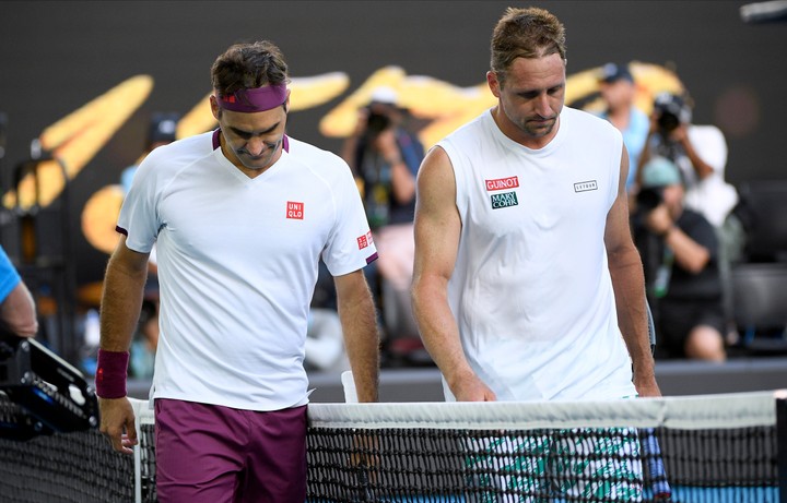 Federer sa vylízal zo 7 mečbalov, v semifinále s Djokovičom